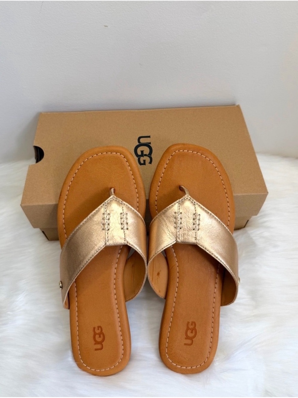 NIB UGG Women’s Carey Gold Metallic Leather Flip Sandals Size 6.5 - Picture 4 of 16